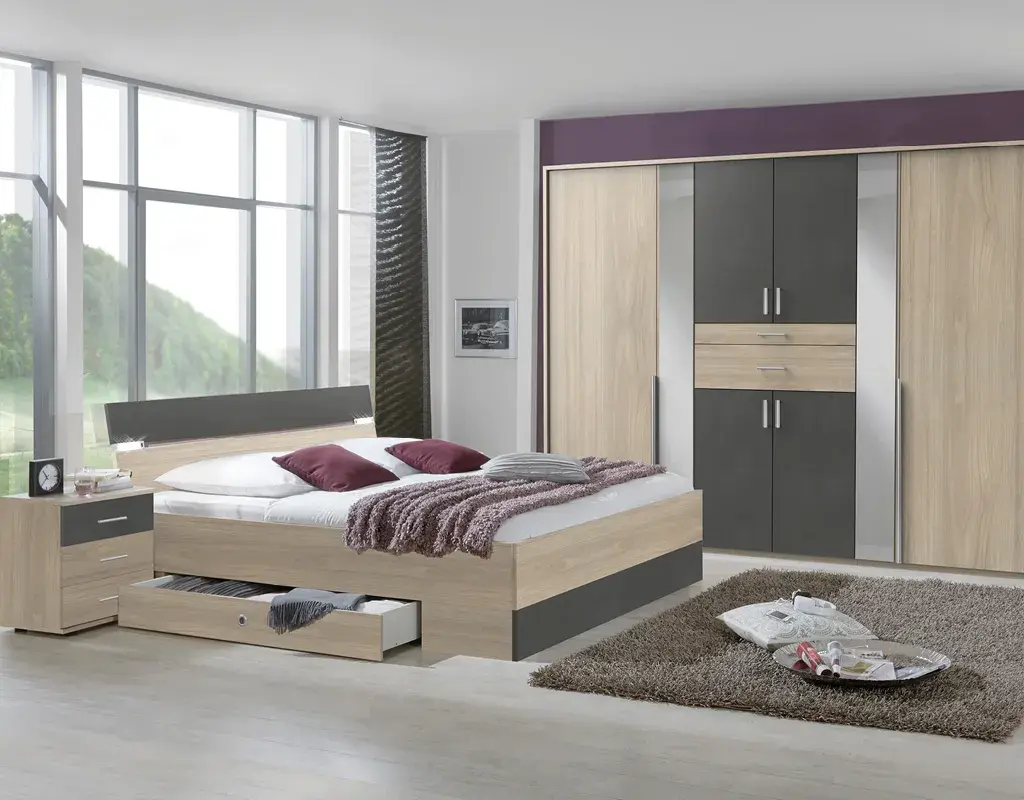 Modernes Schlafzimmer mit Doppelbett inklusive Schubkästen, großem Kleiderschrank in Holz- und Anthrazitoptik sowie Nachttischen. Funktionales Schlafzimmer-Set mit viel Stauraum und elegantem Design.